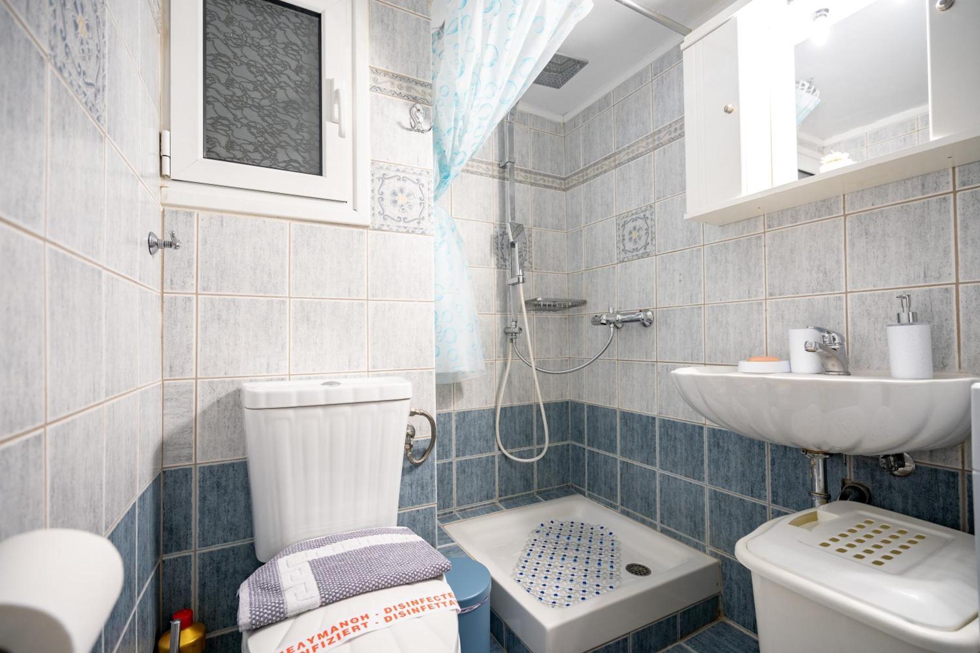 Neos Kosmos Metro St. 1 Bedroom Semi-basement Flat Athens