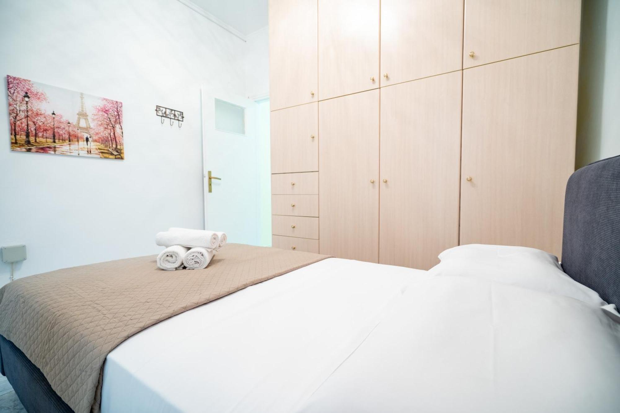 Neos Kosmos Metro St. 1 Bedroom Semi-basement Flat * Athens
