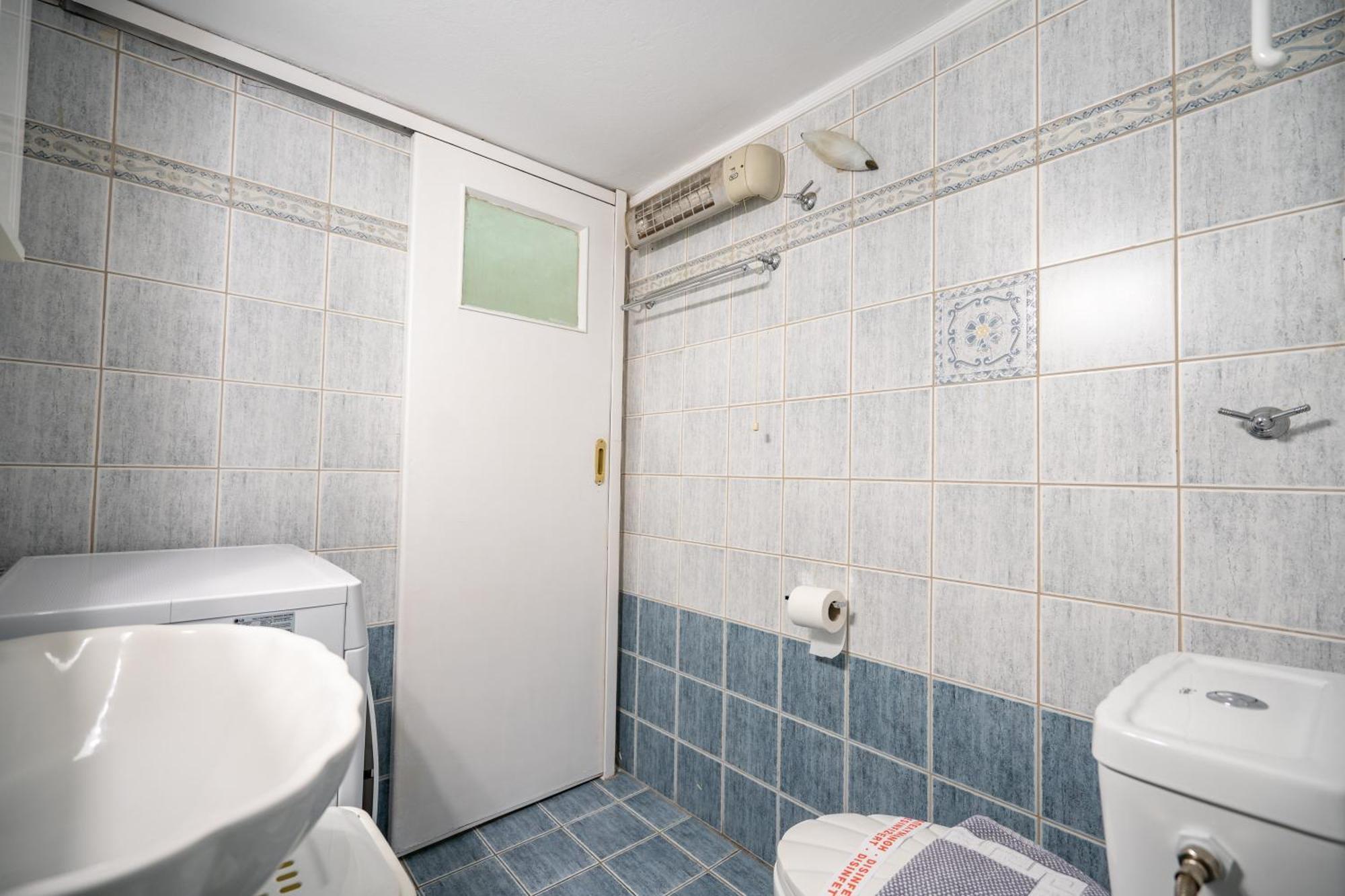 Neos Kosmos Metro St. 1 Bedroom Semi-basement Flat