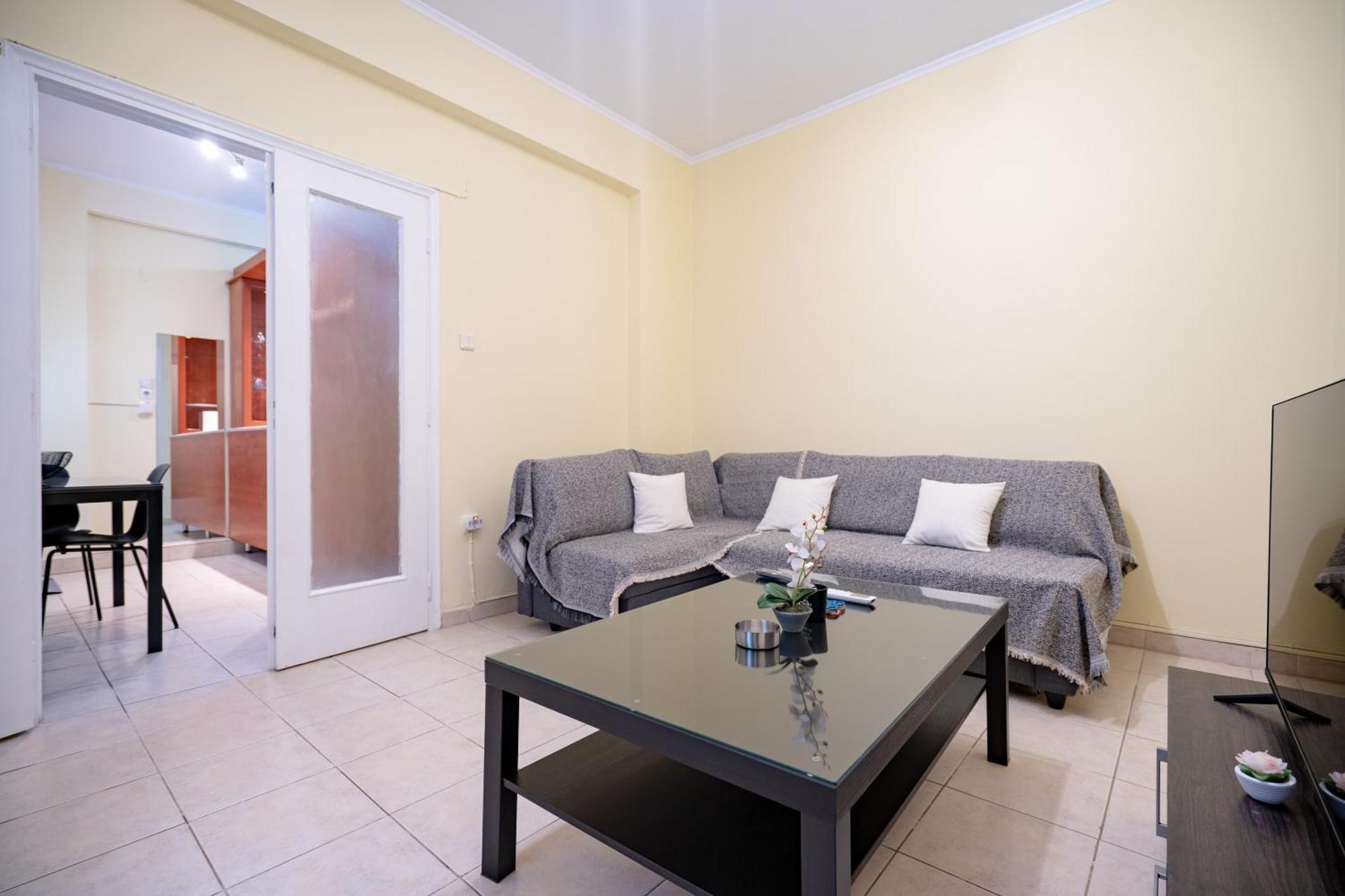 Neos Kosmos Metro St. 1 Bedroom Semi-basement Flat * Athen