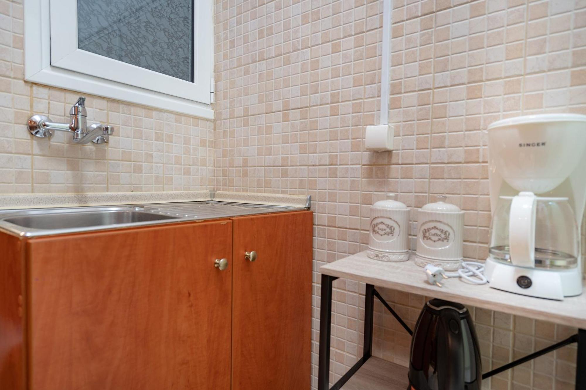 Neos Kosmos Metro St. 1 Bedroom Semi-basement Flat Athen
